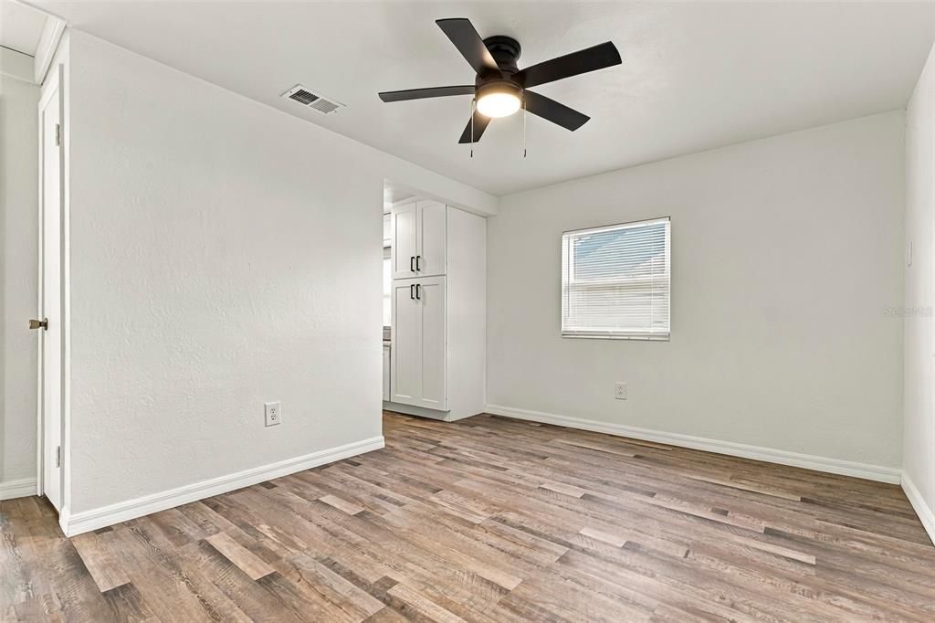 For Sale: $299,000 (2 beds, 1 baths, 841 Square Feet)