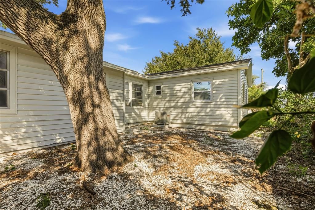 For Sale: $299,000 (2 beds, 1 baths, 841 Square Feet)