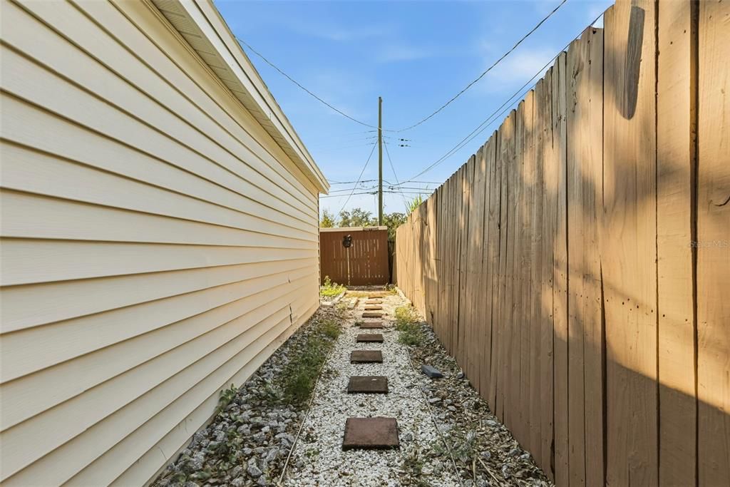 For Sale: $299,000 (2 beds, 1 baths, 841 Square Feet)