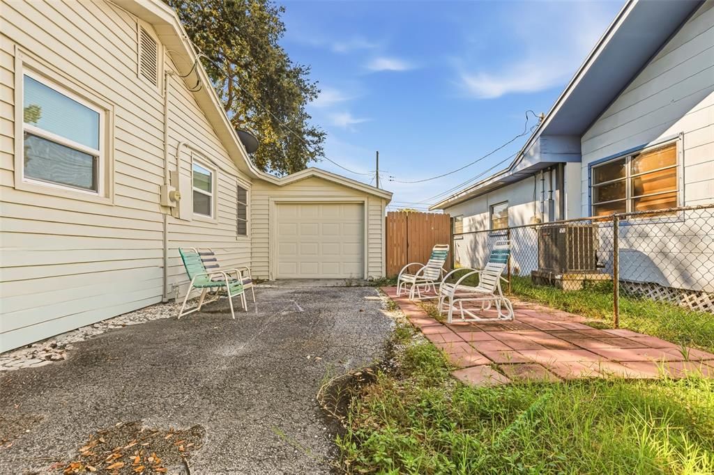 For Sale: $299,000 (2 beds, 1 baths, 841 Square Feet)