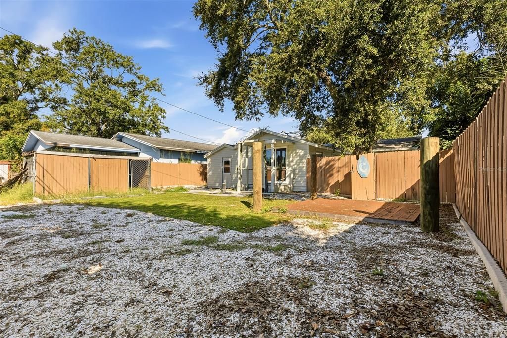 For Sale: $299,000 (2 beds, 1 baths, 841 Square Feet)