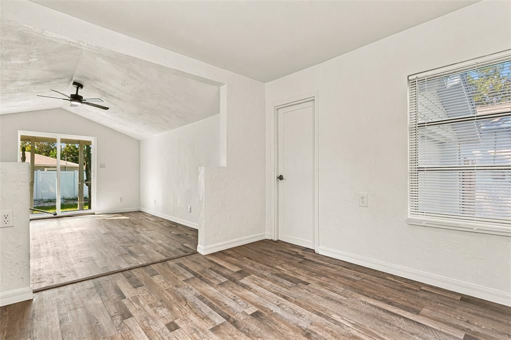 For Sale: $299,000 (2 beds, 1 baths, 841 Square Feet)