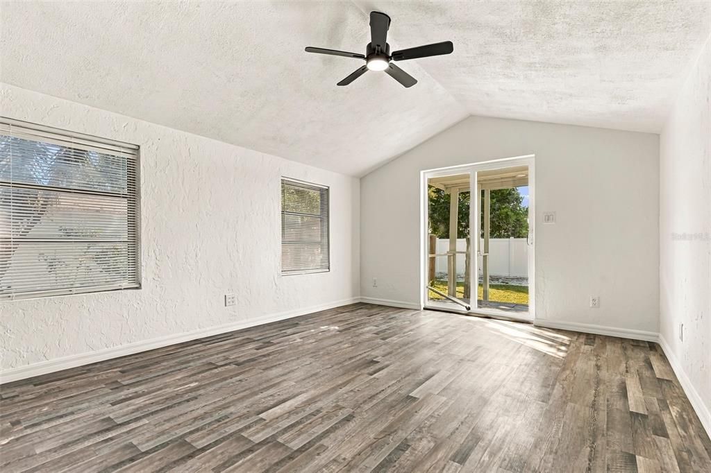 For Sale: $299,000 (2 beds, 1 baths, 841 Square Feet)