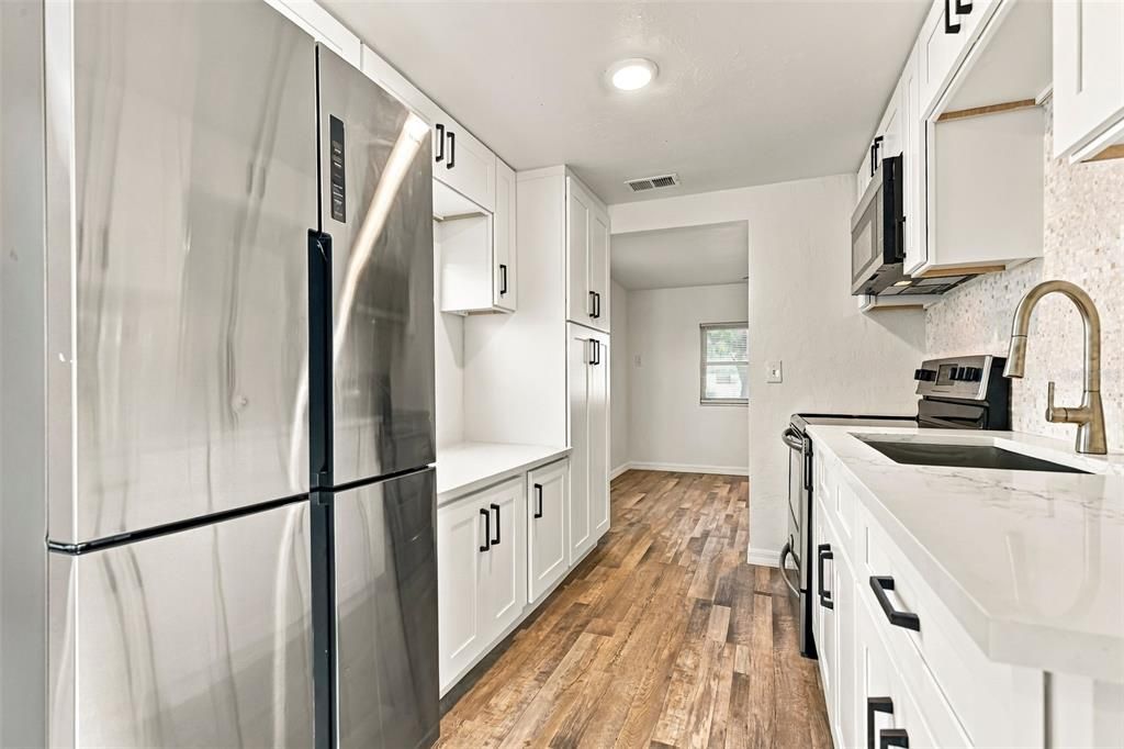 For Sale: $299,000 (2 beds, 1 baths, 841 Square Feet)