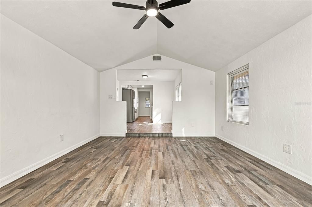 For Sale: $299,000 (2 beds, 1 baths, 841 Square Feet)