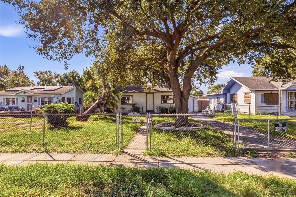 For Sale: $299,000 (2 beds, 1 baths, 841 Square Feet)