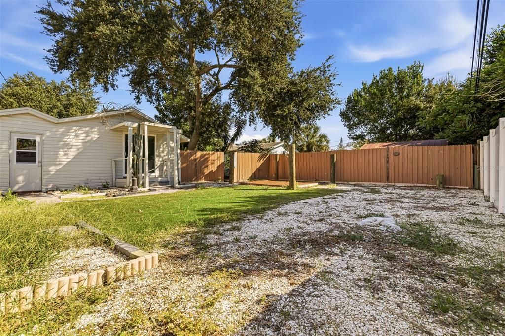 For Sale: $299,000 (2 beds, 1 baths, 841 Square Feet)