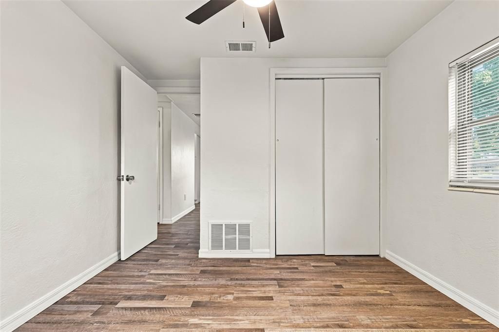 For Sale: $299,000 (2 beds, 1 baths, 841 Square Feet)