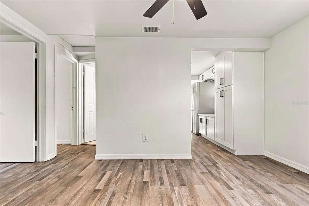 For Sale: $299,000 (2 beds, 1 baths, 841 Square Feet)