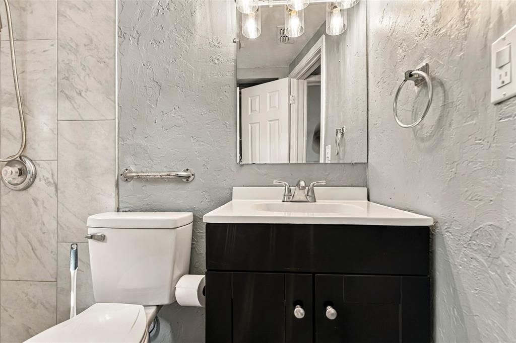 For Sale: $299,000 (2 beds, 1 baths, 841 Square Feet)