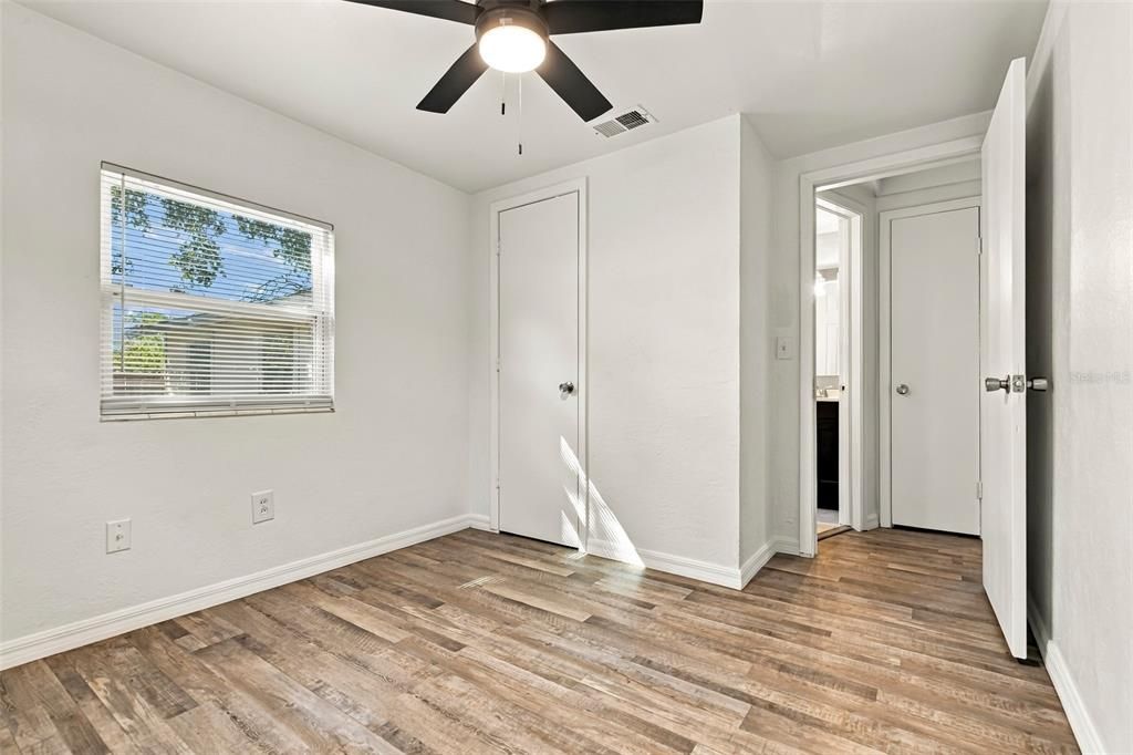 For Sale: $299,000 (2 beds, 1 baths, 841 Square Feet)