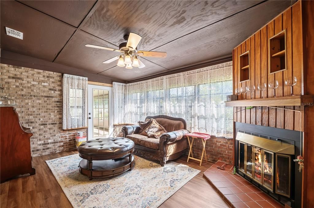 En Venta: $529,990 (4 camas, 2 baños, 2071 Pies cuadrados)