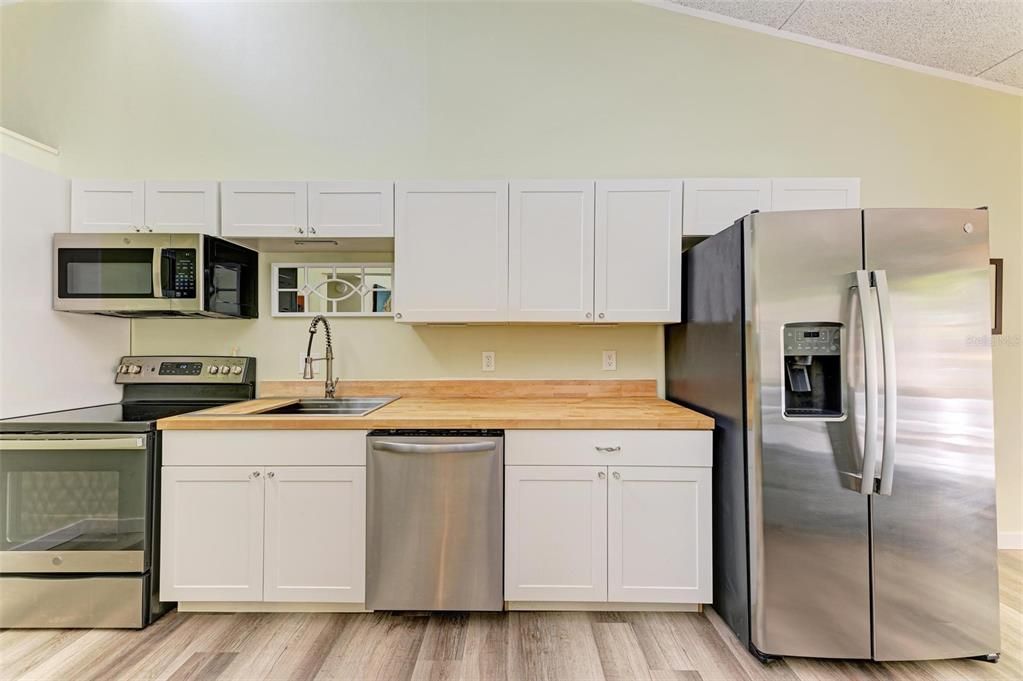 For Sale: $149,900 (1 beds, 1 baths, 595 Square Feet)