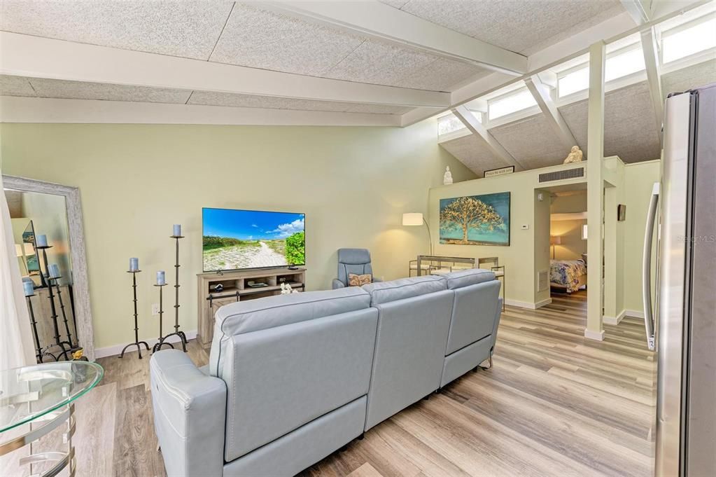 For Sale: $149,900 (1 beds, 1 baths, 595 Square Feet)