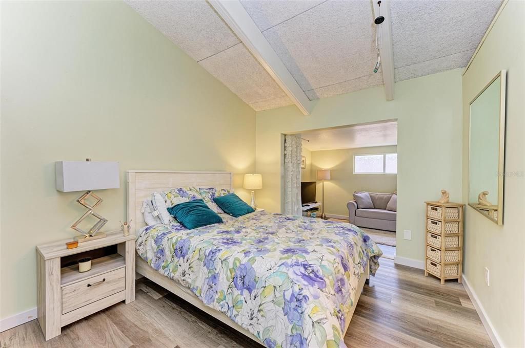 For Sale: $149,900 (1 beds, 1 baths, 595 Square Feet)