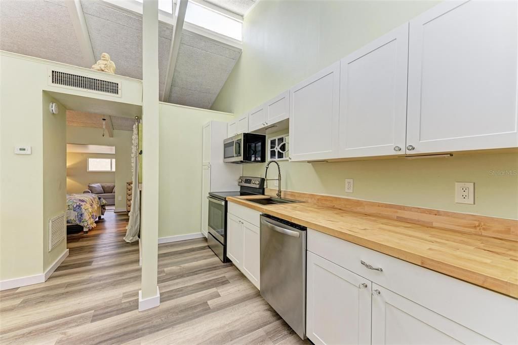 For Sale: $149,900 (1 beds, 1 baths, 595 Square Feet)
