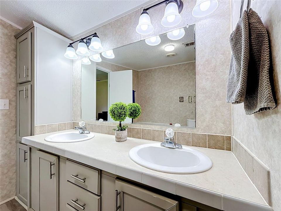 На продажу: $279,900 (3 спален, 2 ванн, 1402 Квадратных фут)