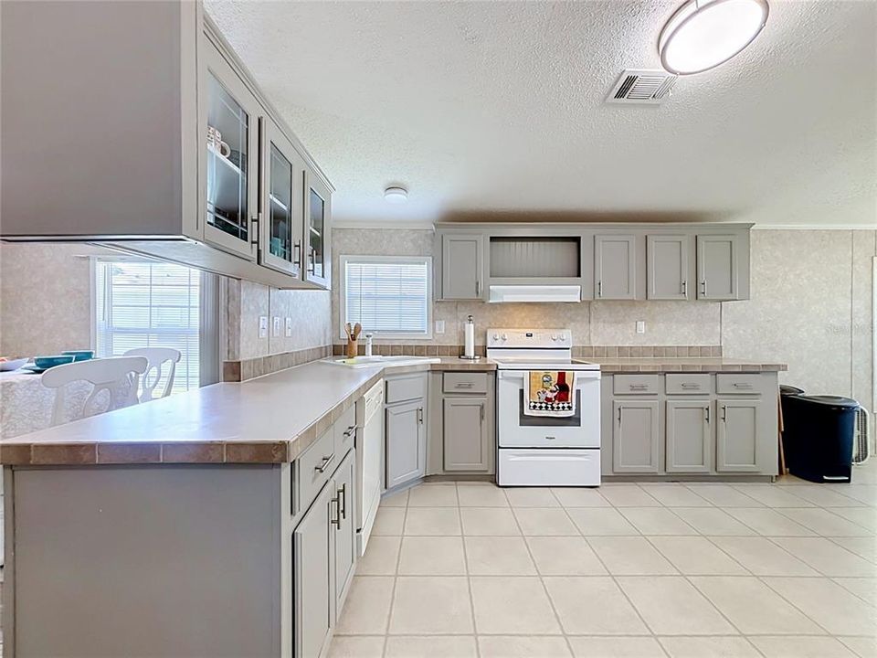 На продажу: $279,900 (3 спален, 2 ванн, 1402 Квадратных фут)