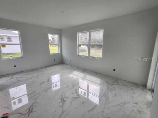 En Venta: $345,000 (4 camas, 3 baños, 2024 Pies cuadrados)