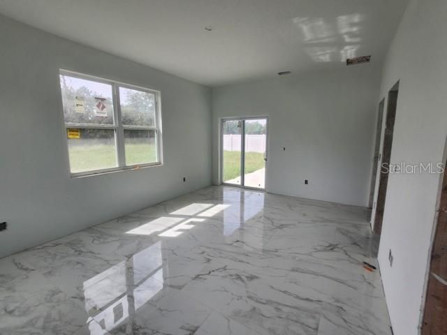 En Venta: $345,000 (4 camas, 3 baños, 2024 Pies cuadrados)
