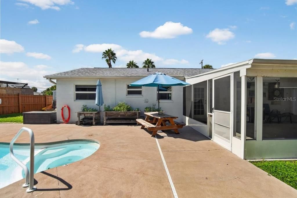 For Sale: $325,000 (3 beds, 2 baths, 1118 Square Feet)