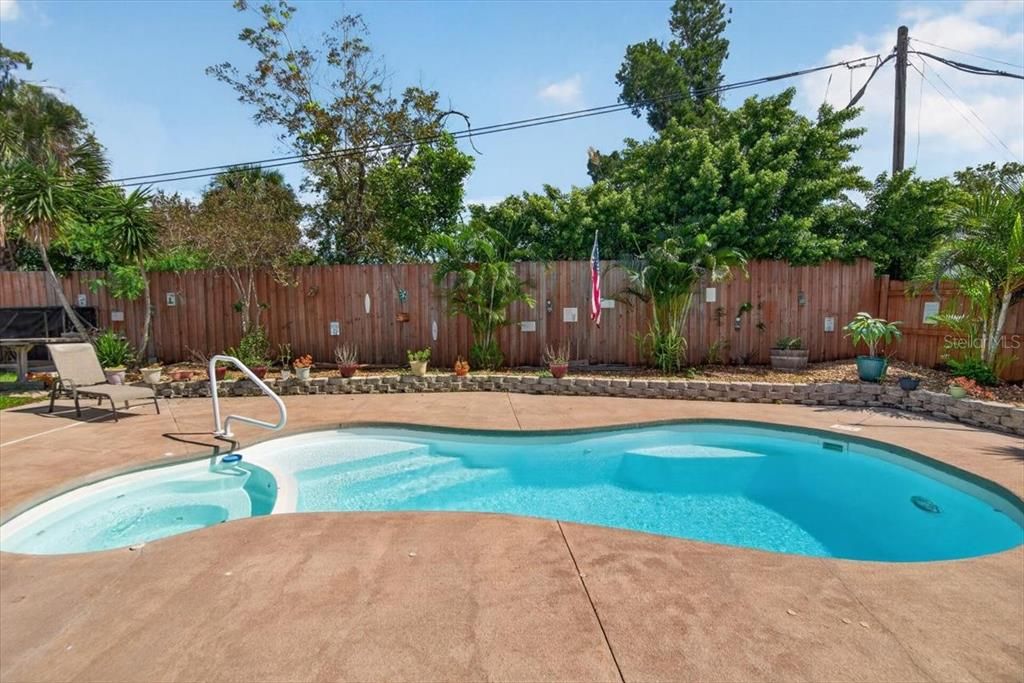 For Sale: $325,000 (3 beds, 2 baths, 1118 Square Feet)