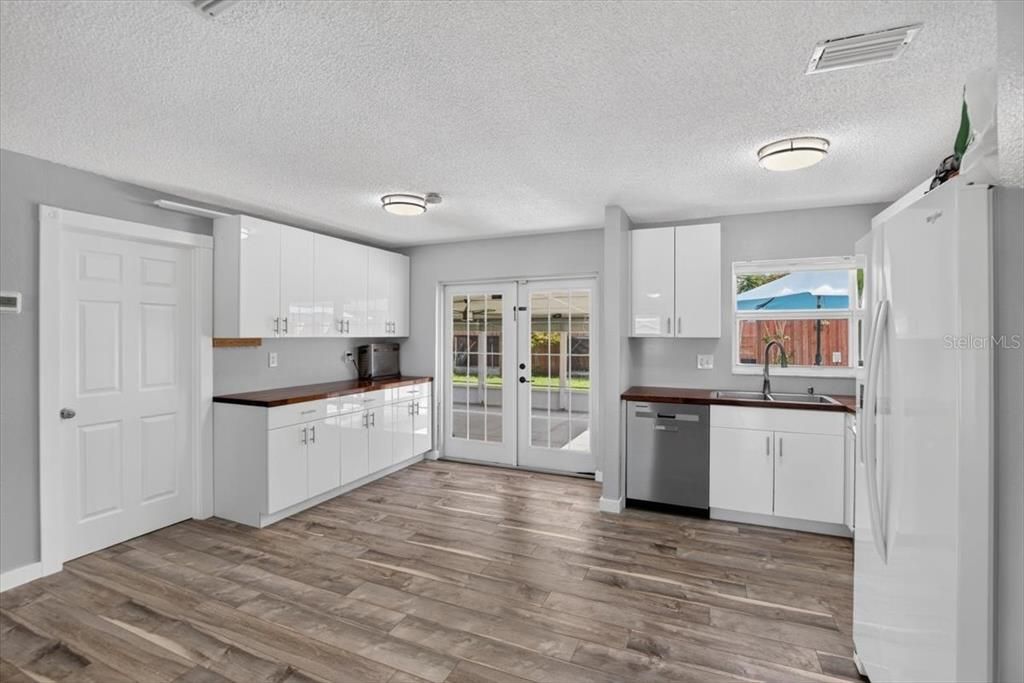 For Sale: $325,000 (3 beds, 2 baths, 1118 Square Feet)