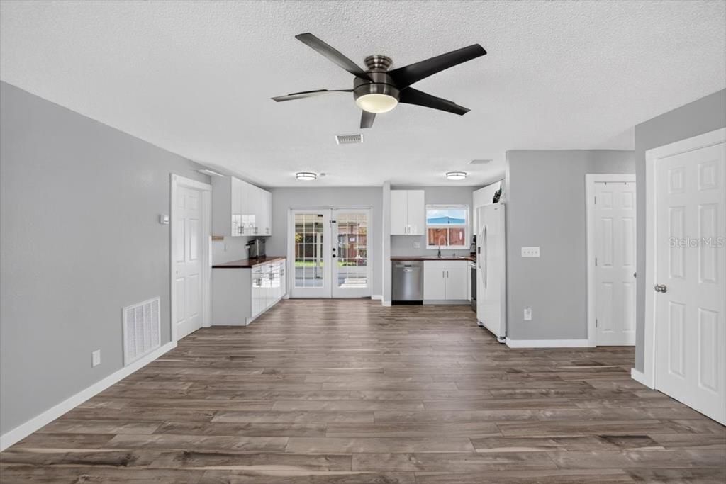 For Sale: $325,000 (3 beds, 2 baths, 1118 Square Feet)