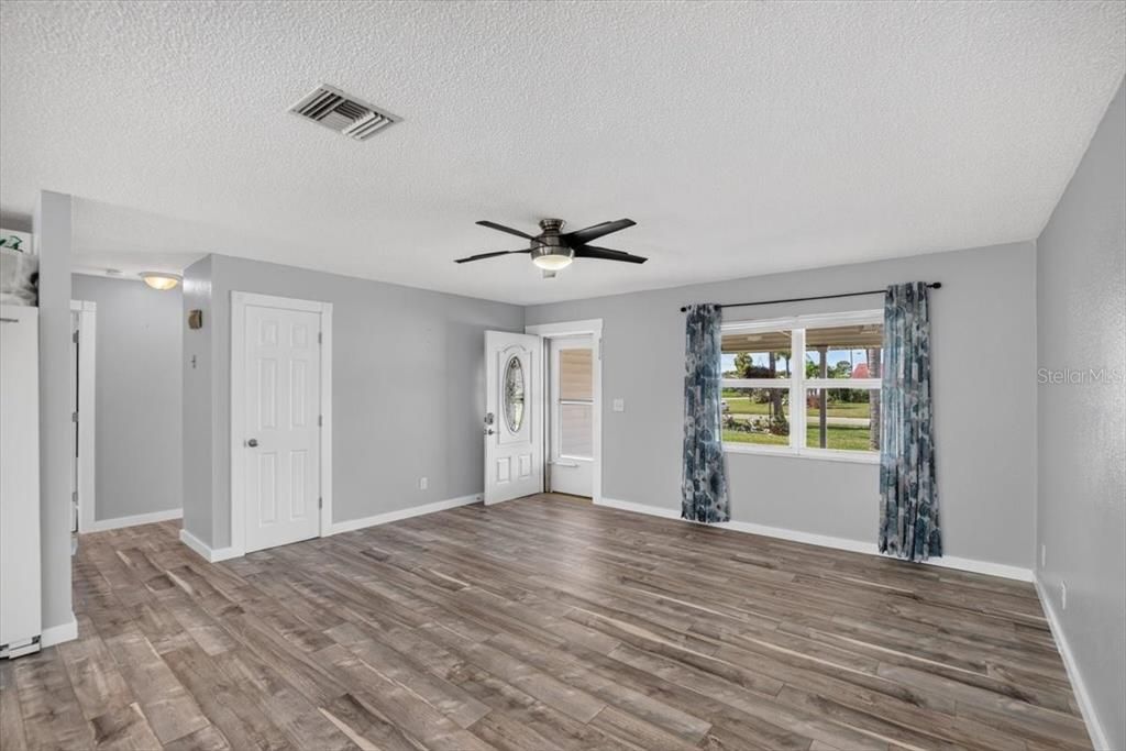 For Sale: $325,000 (3 beds, 2 baths, 1118 Square Feet)