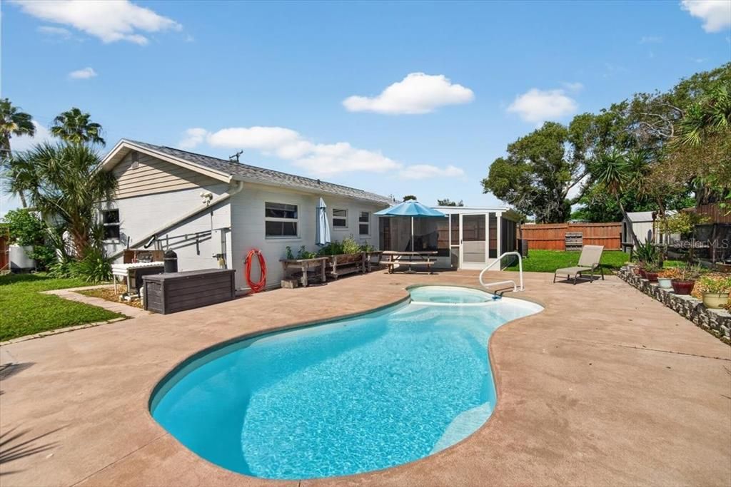 For Sale: $325,000 (3 beds, 2 baths, 1118 Square Feet)