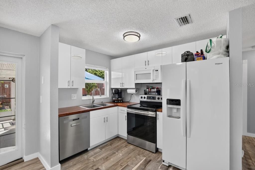 For Sale: $325,000 (3 beds, 2 baths, 1118 Square Feet)