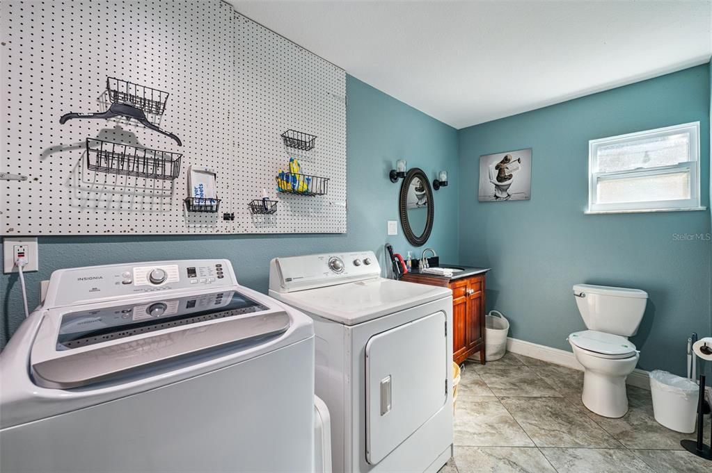 For Sale: $359,000 (4 beds, 2 baths, 1910 Square Feet)