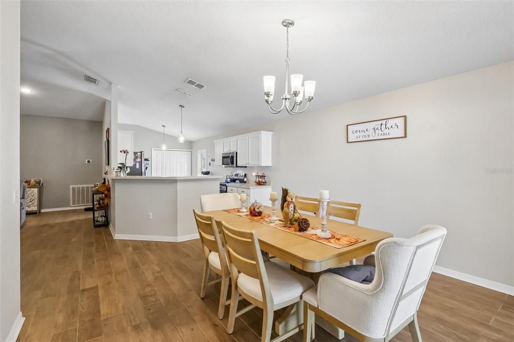 For Sale: $375,000 (3 beds, 2 baths, 1606 Square Feet)