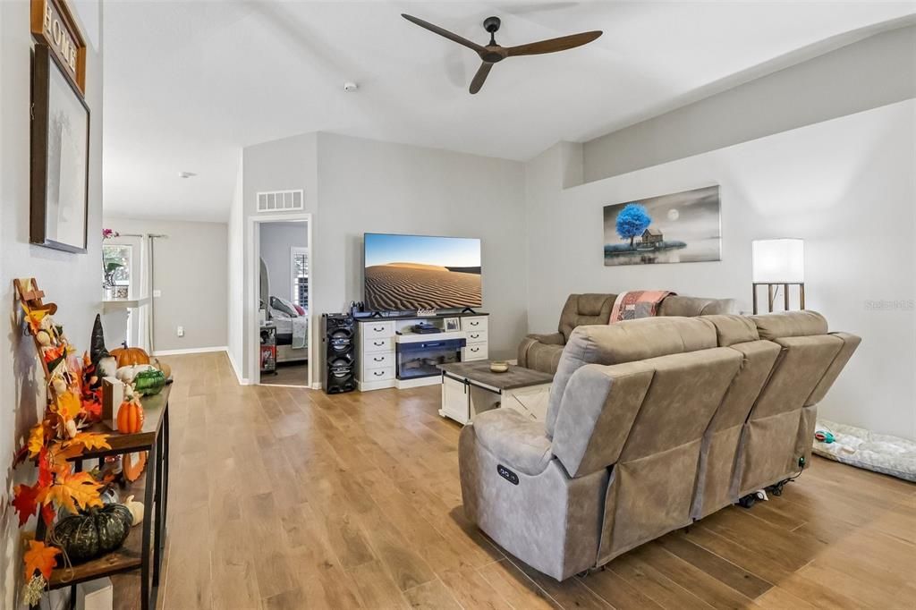 For Sale: $375,000 (3 beds, 2 baths, 1606 Square Feet)