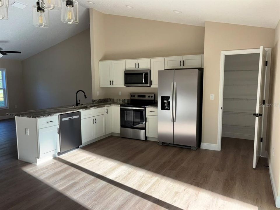 На продажу: $234,900 (3 спален, 2 ванн, 1405 Квадратных фут)