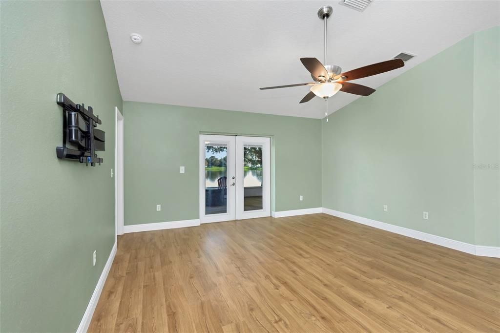 For Sale: $359,900 (4 beds, 2 baths, 1544 Square Feet)