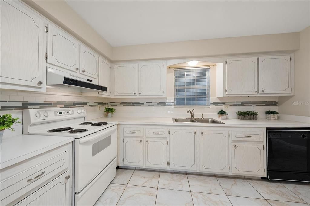 For Sale: $199,000 (2 beds, 2 baths, 1200 Square Feet)