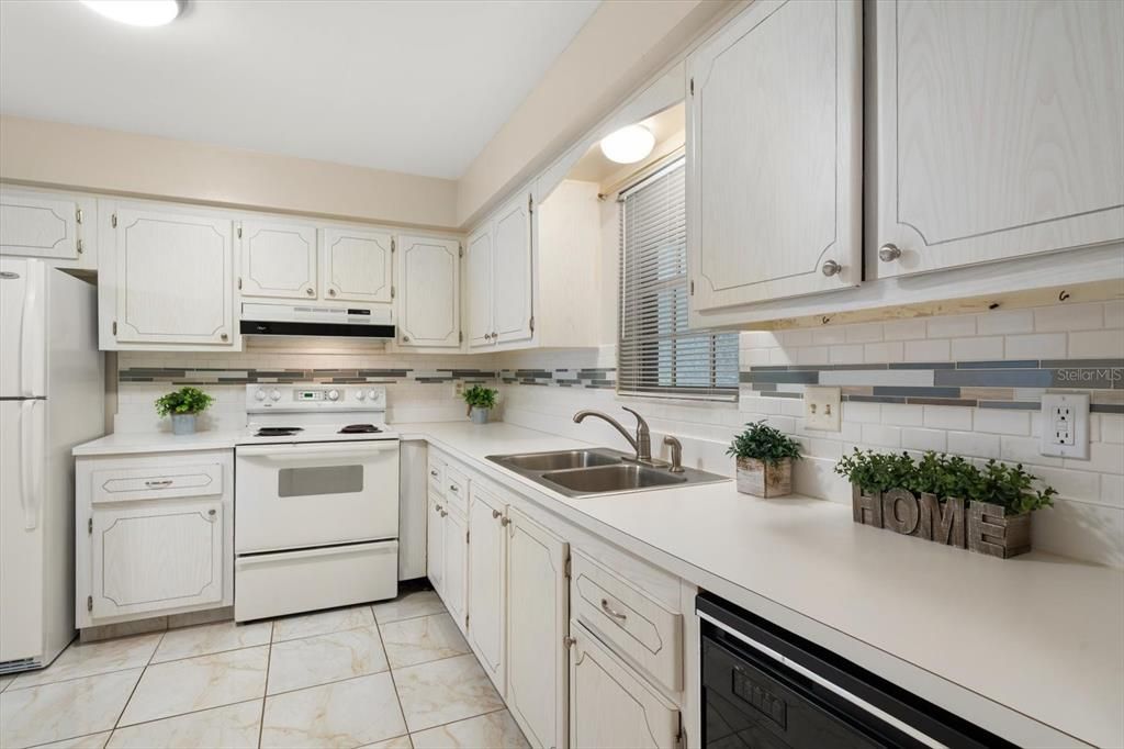 For Sale: $199,000 (2 beds, 2 baths, 1200 Square Feet)