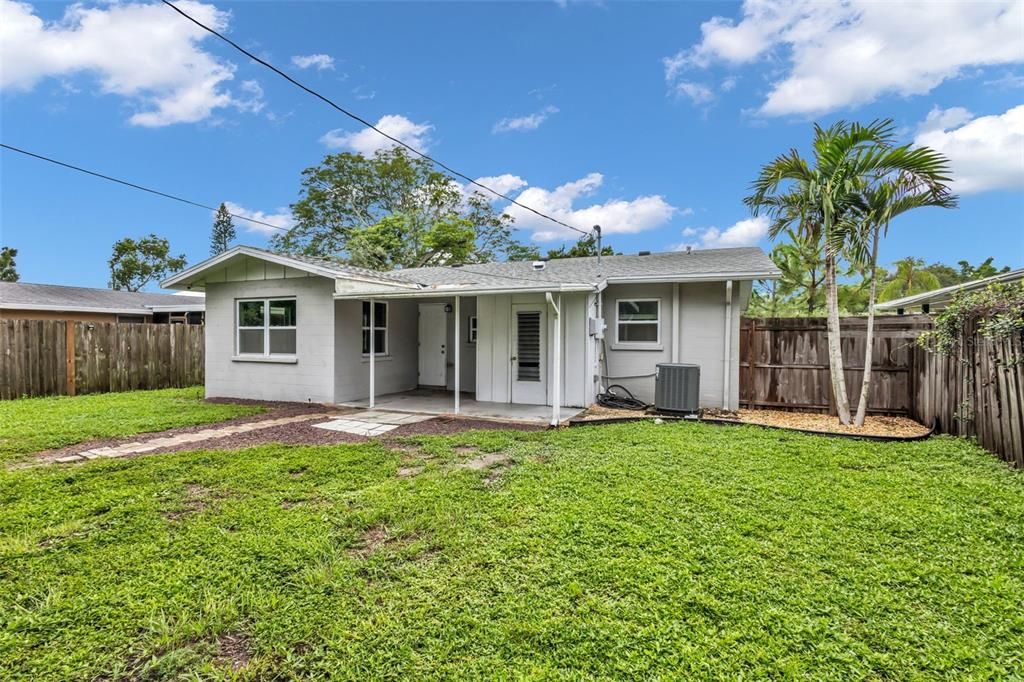 For Sale: $289,900 (2 beds, 1 baths, 1037 Square Feet)