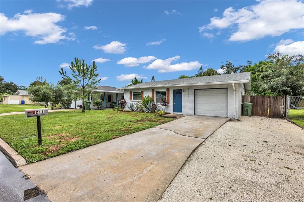 For Sale: $289,900 (2 beds, 1 baths, 1037 Square Feet)