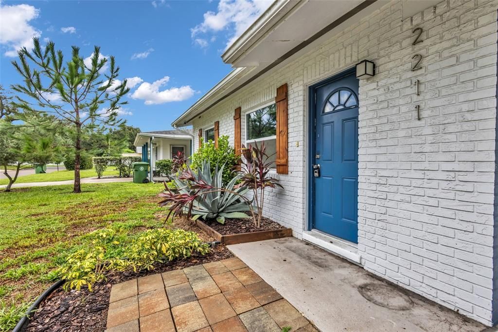 For Sale: $289,900 (2 beds, 1 baths, 1037 Square Feet)