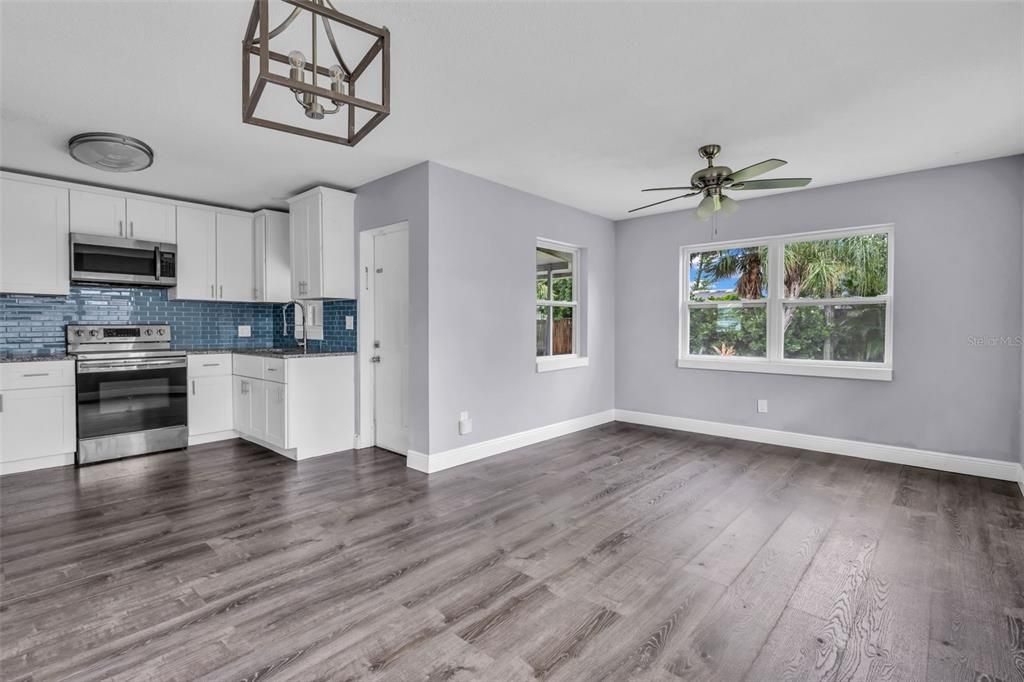For Sale: $289,900 (2 beds, 1 baths, 1037 Square Feet)