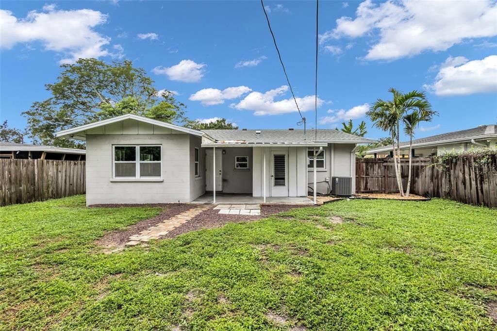 For Sale: $289,900 (2 beds, 1 baths, 1037 Square Feet)