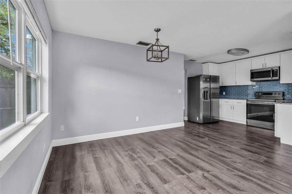 For Sale: $289,900 (2 beds, 1 baths, 1037 Square Feet)