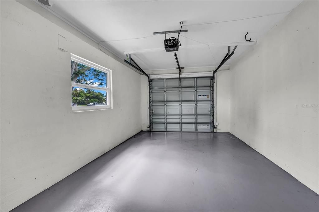 For Sale: $289,900 (2 beds, 1 baths, 1037 Square Feet)