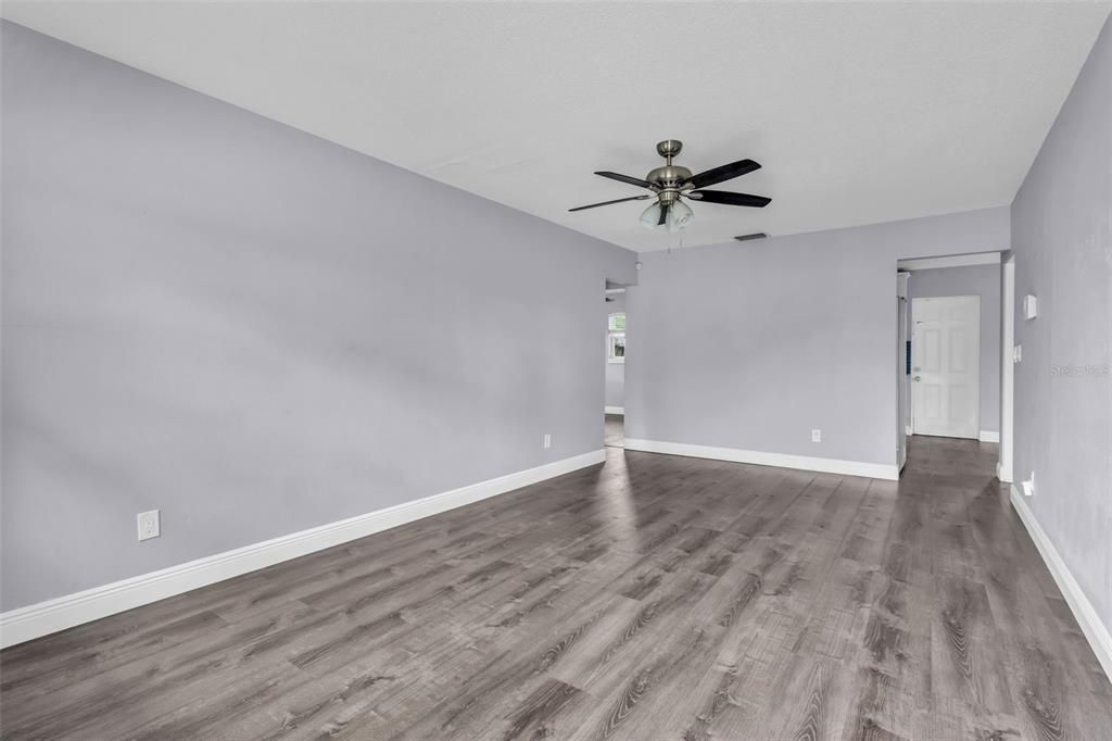 For Sale: $289,900 (2 beds, 1 baths, 1037 Square Feet)