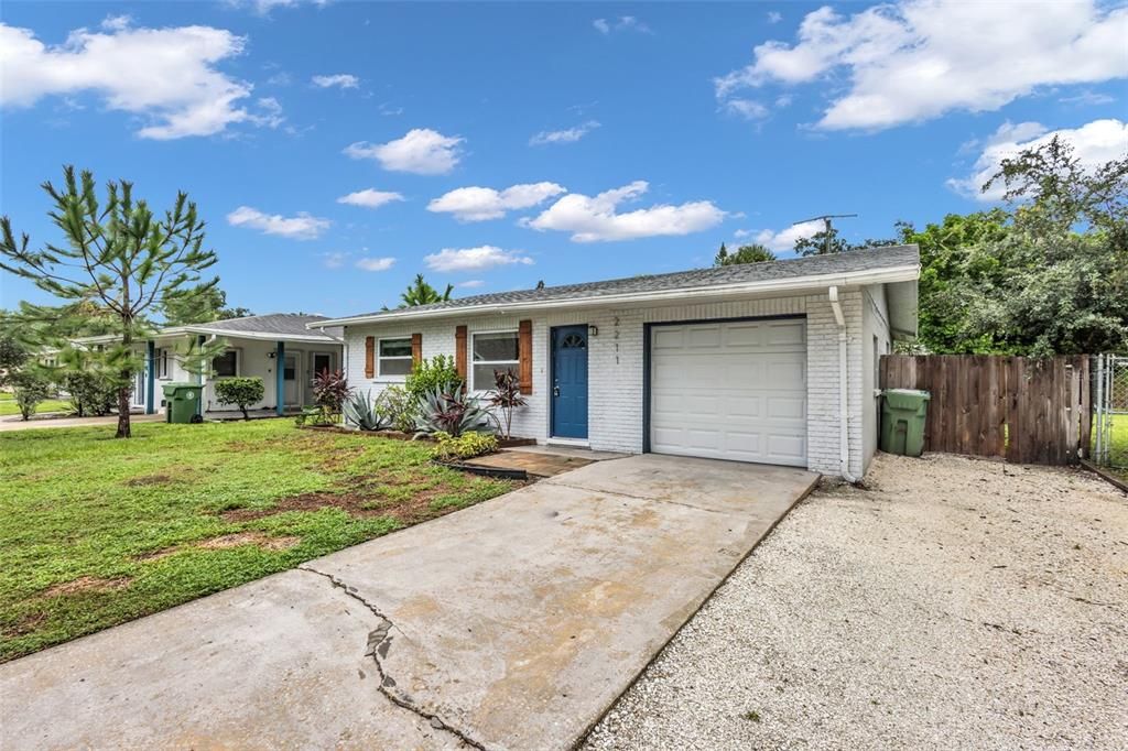 For Sale: $289,900 (2 beds, 1 baths, 1037 Square Feet)