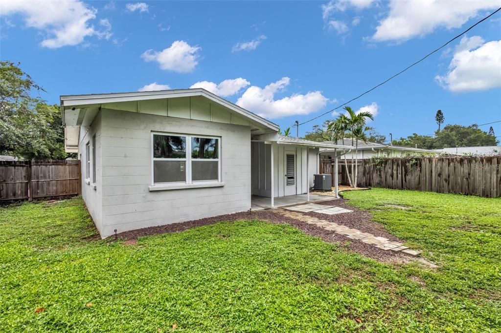 For Sale: $289,900 (2 beds, 1 baths, 1037 Square Feet)