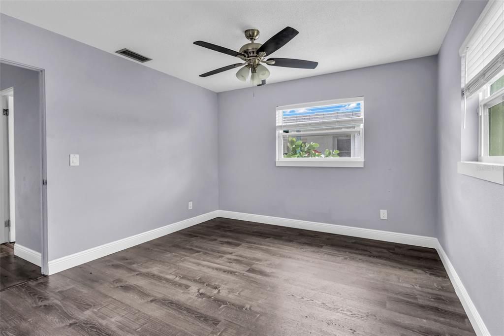 For Sale: $289,900 (2 beds, 1 baths, 1037 Square Feet)
