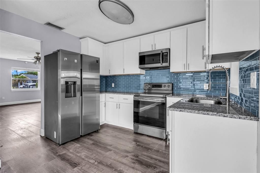 For Sale: $289,900 (2 beds, 1 baths, 1037 Square Feet)